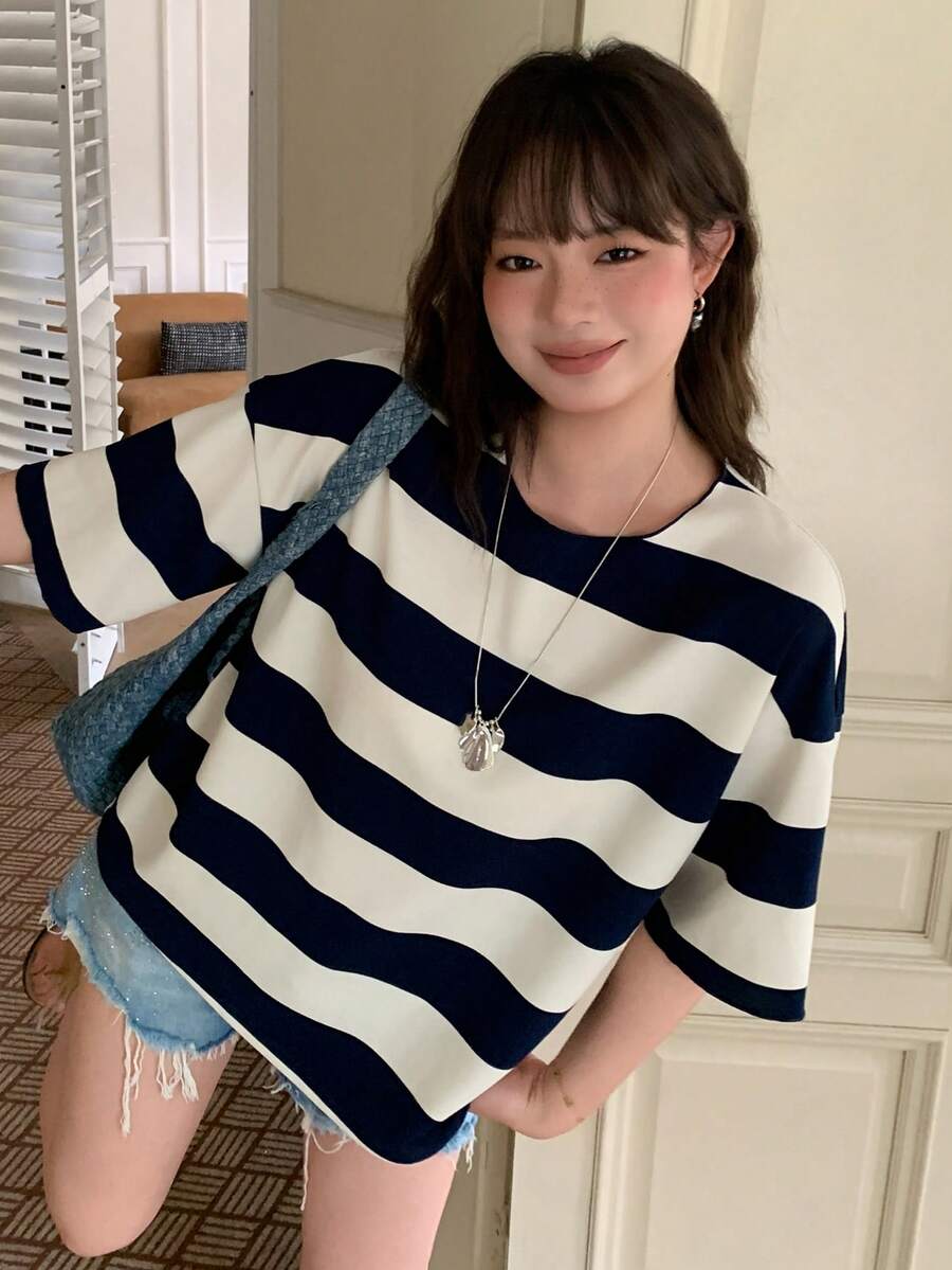 Dazy Plus 女款大尺碼拼色拼接條紋寬鬆 Polo 領中袖休閒夏季 T-shirt - 藍白色 - 查看 1