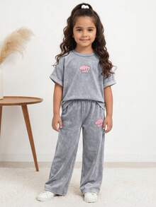 SHEIN Playful Pals 女童夏季新款煙灰色俏皮可愛英文印花圓領寬鬆落肩針織丹寧上衣套裝，搭配寬腿丹寧長褲，輕盈柔軟舒適時尚，適合日常拍照、購物、出遊與聚會，2026女童T恤套裝 - 淺灰色 - 查看 7