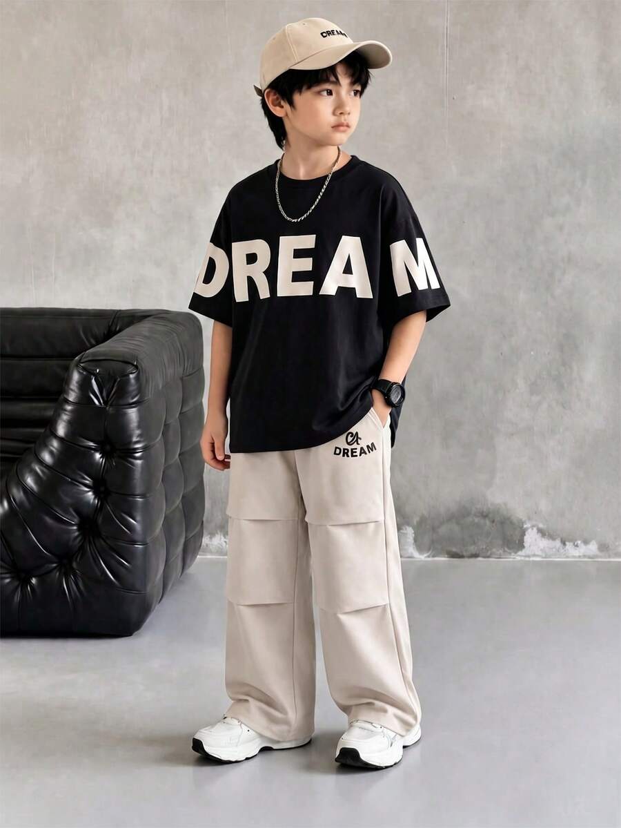 SHEIN 青少年男孩字母印花短袖T恤與口袋長褲休閒日常套裝 - 彩色 - 查看 1