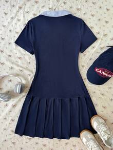 SHEIN 兒童青少年女孩深藍色 Polo 領 Polo 洋裝，小 Logo 馬刺繡圖案，百褶下擺條紋拼接翻領洋裝，校服休閒洋裝，返校季穿搭 - 寶藍色 - 查看 3
