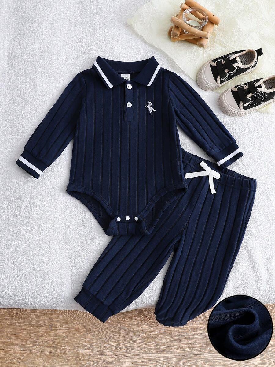 Souflis Souflis 男嬰 Polo 領刺繡馬圖案海軍藍秋季休閒套裝,柔軟彈性面料,學院風,按扣開合 - 寶藍色 - 查看 1