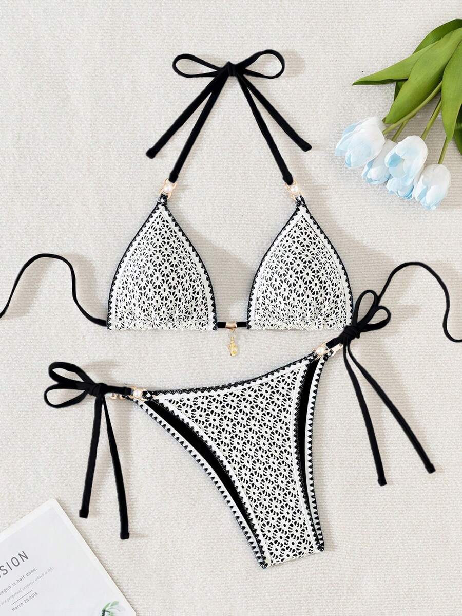 Swim Mod Bolso triangular de estilo sexy para mujer con tela calada, unicolor, adorno de flor de concha y perlas - Negro - Ver 1