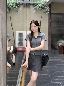 DAZY 女款字母印花休閒 Polo 領短袖 T 恤學院風上衣 - 灰色 - 查看 4