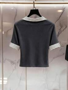 SHEIN Franclia Camiseta de mujer de manga corta con cuello polo a rayas y parches, blusa casual de manga corta con botones y estampado, nueva colección de blusas de verano y otoño 2026 - Gris - Ver 2