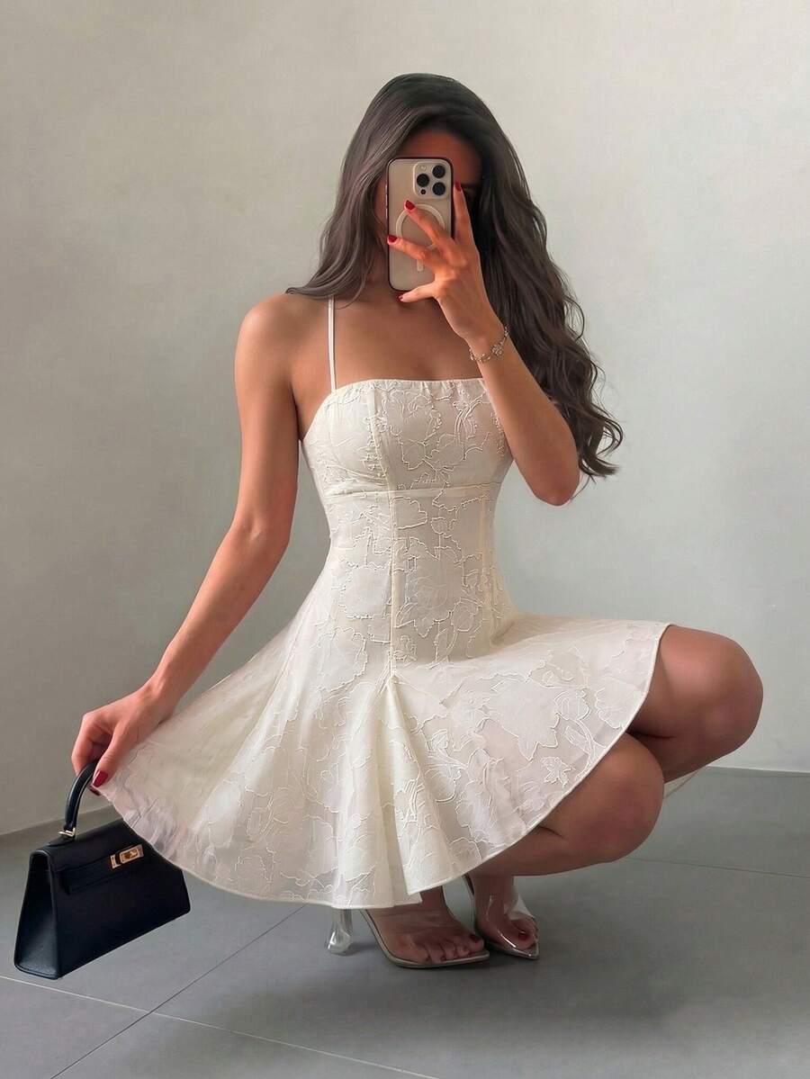 Modelyn 白色露背系带吊带连衣裙