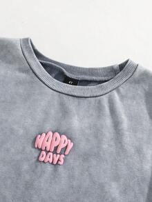 SHEIN Playful Pals 女童夏季新款煙灰色俏皮可愛英文印花圓領寬鬆落肩針織丹寧上衣套裝，搭配寬腿丹寧長褲，輕盈柔軟舒適時尚，適合日常拍照、購物、出遊與聚會，2026女童T恤套裝 - 淺灰色 - 查看 8