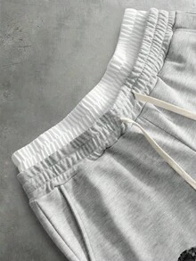 Manfinity EMRG Herren-Jogginghose in meliertem Grau & Weiß mit kontrastierendem Bund und Kordelzug, Vintage Y2K Streetwear-Stil, Schwarz-Weiß-Rapper-Porträt mit verdeckten Augen und Graffiti-Muster + Distressed Dollarzeichen RICH LONER FOREVER Fettdruck, lockere 5-Zoll-Jogginghose für Sommer, Lässig, Urlaub, Musikfestival, Konzert, Club, Party, Fitnessstudio - Verschiedenfarbig - Übersicht 5