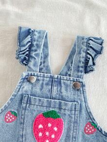SHEIN Vintaside Kids 1件女嬰淺藍色牛仔連身褲 夏季休閒度假款 刺繡草莓肩帶吊帶褲 可愛嬰兒連身衣 水果造型 外出穿搭 - 藍色 - 查看 7