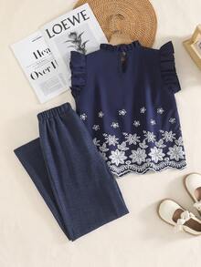 SHEIN Sparklyn 這是一套由兩件組成的套裝：一件帶有花卉刺繡和荷葉邊的短袖上衣，以及一件鬆身直筒彈性腰帶長褲，適合前青春期女孩在夏天穿著。 - 寶藍色 - 查看 2