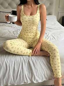 DAZY 甜美碎花無袖背心上衣與修身短版長褲兩件套，女款春夏睡衣套裝 - 黃色 - 查看 4