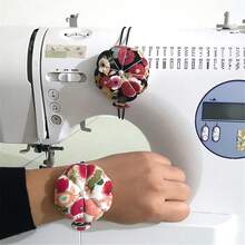 1pc Beautiful Flower Pattern Sewing Pin Cushion Sewing Accessories Sewing Pin Cushion Needle Cushion Needle Pillow Wrist Pin Cushion - multicolor - View 5