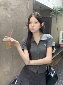 DAZY 女款字母印花休閒 Polo 領短袖 T 恤學院風上衣 - 灰色 - 查看 3