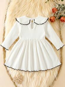 SHEIN Playful Pals 女嬰純白色洋裝，適合秋冬穿著，甜美對比色蝴蝶結與彼得潘領設計，長袖荷葉邊下擺，休閒優雅風格 - 白色 - 查看 2