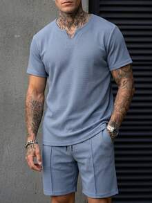 Manfinity CasualCool 男士短袖T恤與短褲套裝，經典時尚華夫格面料，缺口V領短袖T恤，搭配抽繩鬆緊腰短褲，正面百褶設計，附口袋，微鬆版型，華夫格面料柔軟舒適且微彈，灰藍色，純色男士T恤套裝，基礎極簡風，男士 - 藍色 - 查看 7