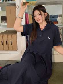 Dazy Plus 素色半開襟短袖刺繡圖案學院風收腰休閒針織長版大碼女款春夏季洋裝 - 藏蓝色 - 查看 9