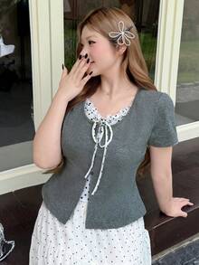 Bijouette Zanying 櫻花季 Last Train 限定版大尺碼灰色性感 2 合 1 上衣，對比荷葉邊拼接 + 波點內層設計，前綁帶蝴蝶結 + 按鈕裝飾，修身顯瘦版型，大尺碼灰色上衣 & 大尺碼白色上衣，柔軟舒適彈性面料 - 灰色 - 查看 8