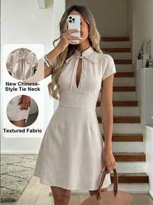 SHEIN PariChic Damen Off-White Neuer chinesischer Stil Stehkragen Schleife Kurzarm Tailliert A-Linie Minimalistisch Französisch Elegant Brunch Urlaub Rock - Aprikosenfarben - Übersicht 4