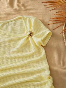 SHEIN Conjunto de camiseta de manga corta asimétrica de diseñador amarillo para adolescente (niña) con cuello inclinado y cintura con volantes, - Amarillo - Ver 3