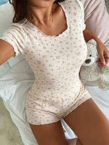 DAZY 甜美碎花修身短袖T恤與短款睡褲2件組，夏季女款睡衣套裝 - 米色 - 查看 8