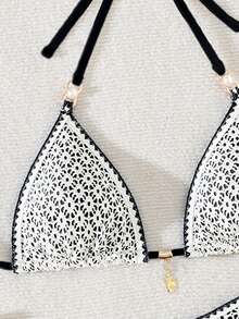 Swim Mod Bolso triangular de estilo sexy para mujer con tela calada, unicolor, adorno de flor de concha y perlas - Negro - Ver 6