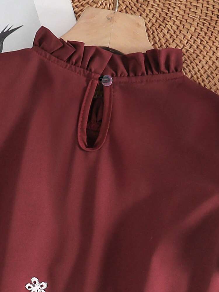 這是一套兩件組：一件短袖花卉刺繡荷葉邊上衣，以及一件鬆身直筒彈性腰帶長褲，適合大女孩在夏天穿著。 - 酒紅色 - 查看 4