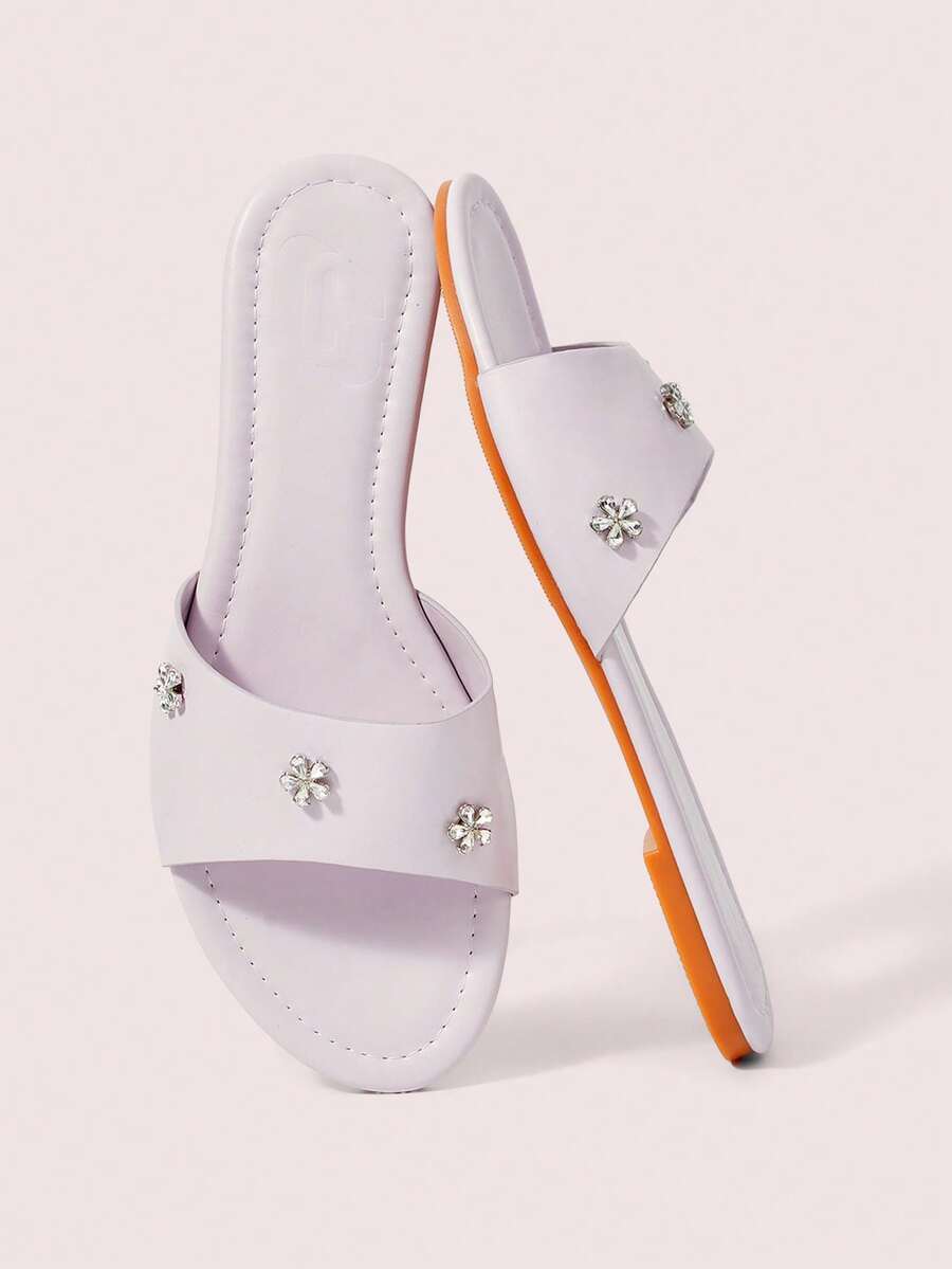 CUCCOO DOLLMOD Sandalias planas cómodas de color púrpura claro para mujer, sandalias planas de estilo dulce con flor pequeña de metal y strass - Morado claro - Ver 1