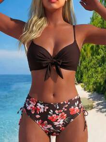 SHEIN Swim Swim Lushoire 女士成熟時尚性感泳裝兩件套，青藍孔雀綠前綁帶純色比基尼上衣搭配花卉印花短褲套裝，夏季海灘度假風 - 棕色 - 查看 1