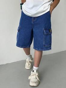 SHEIN 兒童青少年男孩口袋鈕扣工裝休閒百搭日常上學開學牛仔短褲 藍色 夏季 - 深色水洗藍 - 查看 3