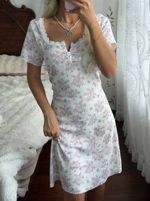 CottageSlumber Camisola Casual Feminina com Estampa Floral em Malha, Manga Curta, Gola Redonda, Acabamento em Renda e Decoração com 2 Botões - Bege - Visão 4