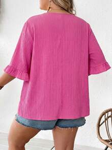 SHEIN CURVE+ 大尺碼女款卡其色荷葉邊短袖襯衫，寬鬆休閒下擺，適合日常與度假穿著，夏季，Curve Plus，Hoho Vacation 夏季/鄉村/海邊度假穿搭/海邊穿搭/海邊服飾 - 玫紅色 - 查看 2