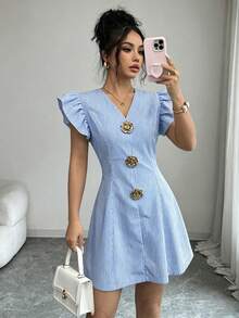 SHEIN Elenzya 女款夏季優雅通勤風V領短荷葉袖玫瑰金屬扣飾收腰A字迷你洋裝 - 藍白色 - 查看 1