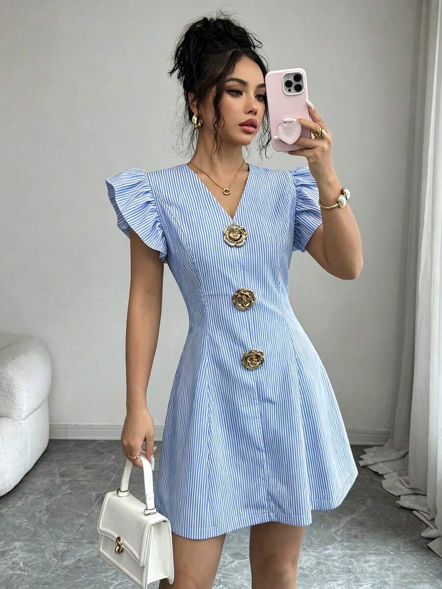 SHEIN Elenzya 女款夏季優雅通勤風V領短荷葉袖玫瑰金屬扣飾收腰A字迷你洋裝 - 藍白色 - 查看 1