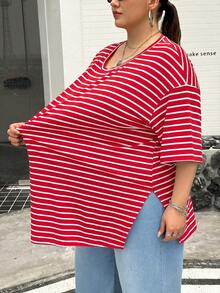 SHEIN CURVE+ 大尺碼女款春夏時尚休閒寬鬆舒適日常百搭黑白條紋短袖大尺碼T恤，夏季穿搭，大尺碼上衣，極簡風格 - 紅色 - 查看 3