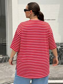 SHEIN CURVE+ 大尺碼女款春夏時尚休閒寬鬆舒適日常百搭黑白條紋短袖大尺碼T恤，夏季穿搭，大尺碼上衣，極簡風格 - 紅色 - 查看 2