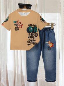 SHEIN Streecool Kids 两件套男孩条纹印花圆领T恤搭配水洗牛仔裤。牛仔口袋装饰T恤与水洗牛仔裤面料相得益彰，打造别具一格的穿搭。简约时尚的设计彰显男孩的个人魅力，适合日常休闲和校园穿着，四季皆宜。 - 杏色 - 查看 8