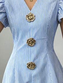 SHEIN Elenzya 女款夏季優雅通勤風V領短荷葉袖玫瑰金屬扣飾收腰A字迷你洋裝 - 藍白色 - 查看 3