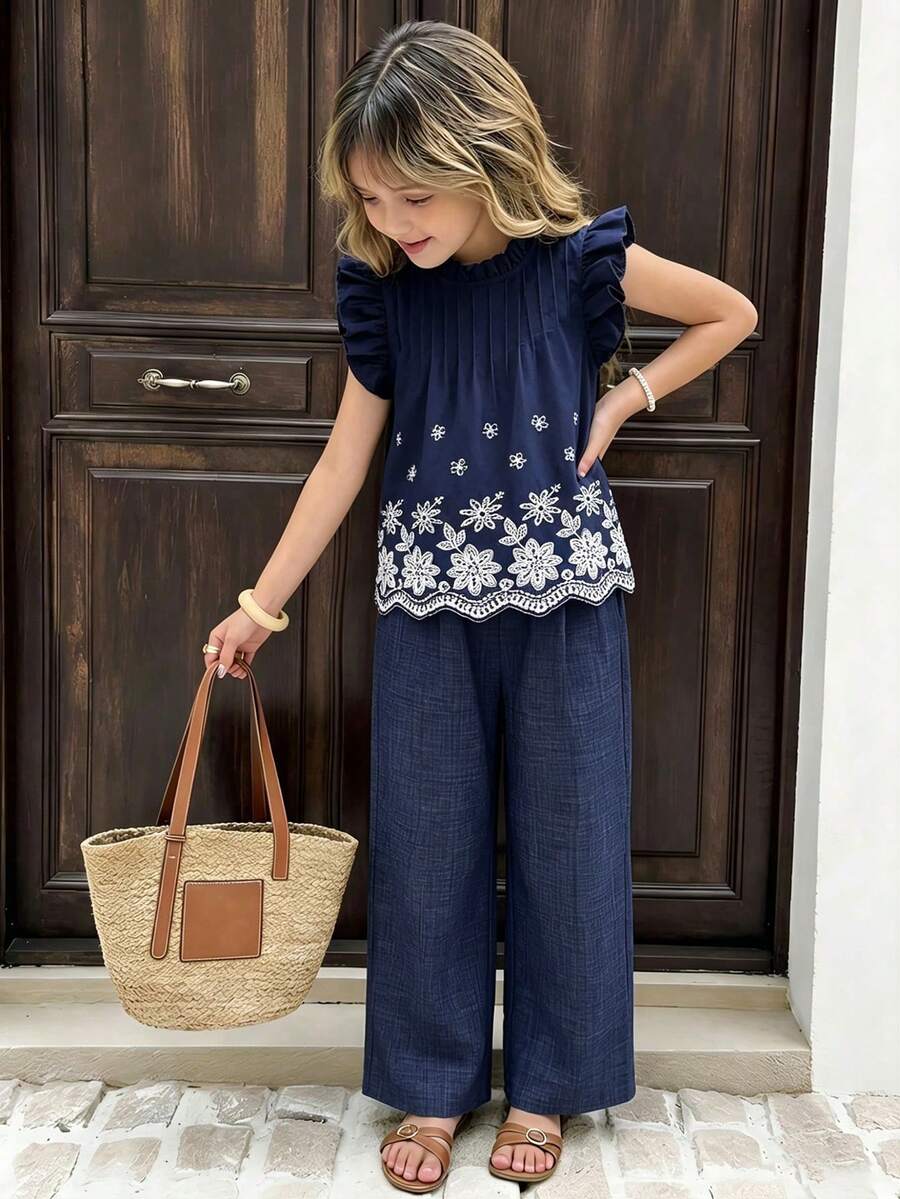 SHEIN Sparklyn 這是一套由兩件組成的套裝:一件帶有花卉刺繡和荷葉邊的短袖上衣,以及一件鬆身直筒彈性腰帶長褲,適合前青春期女孩在夏天穿著。 - 寶藍色 - 查看 1