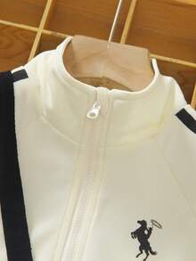 SHEIN 三件套：米白色马匹印花高领拉链撞色条纹短袖上衣，配套斜挎包，适合小男孩的休闲运动套装 - 杏色 - 查看 6