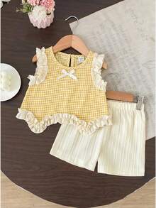 SHEIN Set Baju dan Celana Pendek Kasual untuk Bayi Perempuan Motif Kotak-kotak dengan Hiasan Pita dan Rumbai, Cocok untuk Sehari-hari - Kuning - View 3
