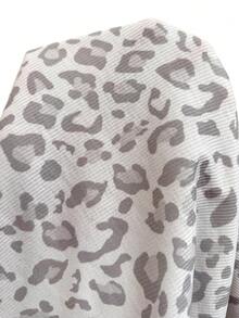 SHEIN PETITE Setelan Kasual Musim Panas Motif Leopard: Kaos dan Celana 2 Potong - Light Grey - View 11