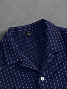 男士色織螞蟻條紋短袖襯衫，STYNVO系列字母刺繡經典款，適合正式或休閒場合，休閒度假、晚餐聚會、簡約辦公、居家穿搭，適合自穿或送禮給朋友，熱銷舒適面料襯衫 - 藏蓝色 - 查看 5