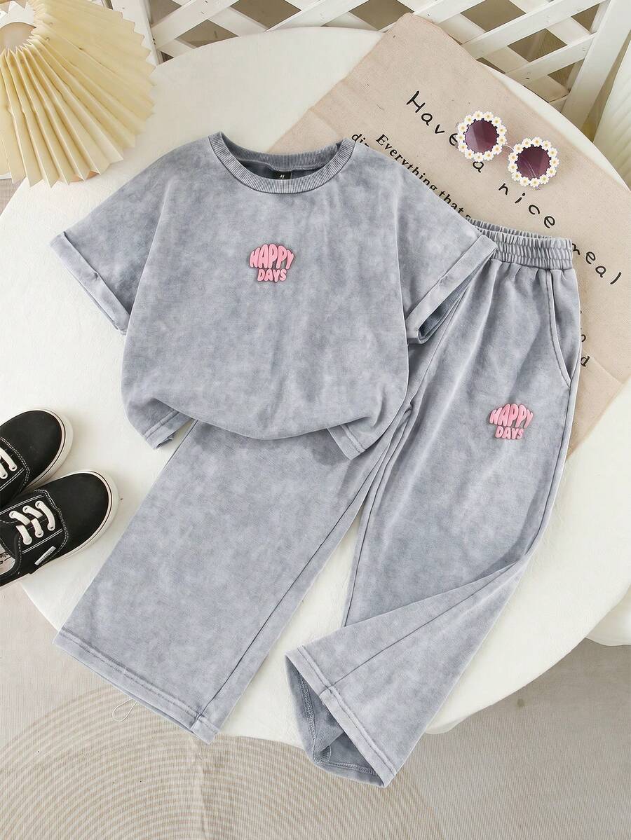 SHEIN Playful Pals 女童夏季新款煙灰色俏皮可愛英文印花圓領寬鬆落肩針織丹寧上衣套裝,搭配寬腿丹寧長褲,輕盈柔軟舒適時尚,適合日常拍照、購物、出遊與聚會,2026女童T恤套裝 - 淺灰色 - 查看 1