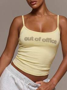MUSERA 細肩帶低圓領「Out Of Office」圖案印花修身背心上衣，可愛日常居家休閒機場度假夏季春季高海拔穿搭 - 黃色 - 查看 6