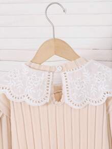 SHEIN طقم من قطعتين للبنات الصغيرات، موضة جديدة، ملابس علوية بيضاء مطرزة بياقة دائرية مع شريط فراشة وأكمام فانوس منسدلة ونسيج مضلع ناعم، وبنطلون طويل بقصة واسعة وخصر مطاطي، مناسب للارتداء اليومي والكاجوال والرياضي، إطلالة ربيعية/خريفية - لون مشمشي - مشاهدة 5