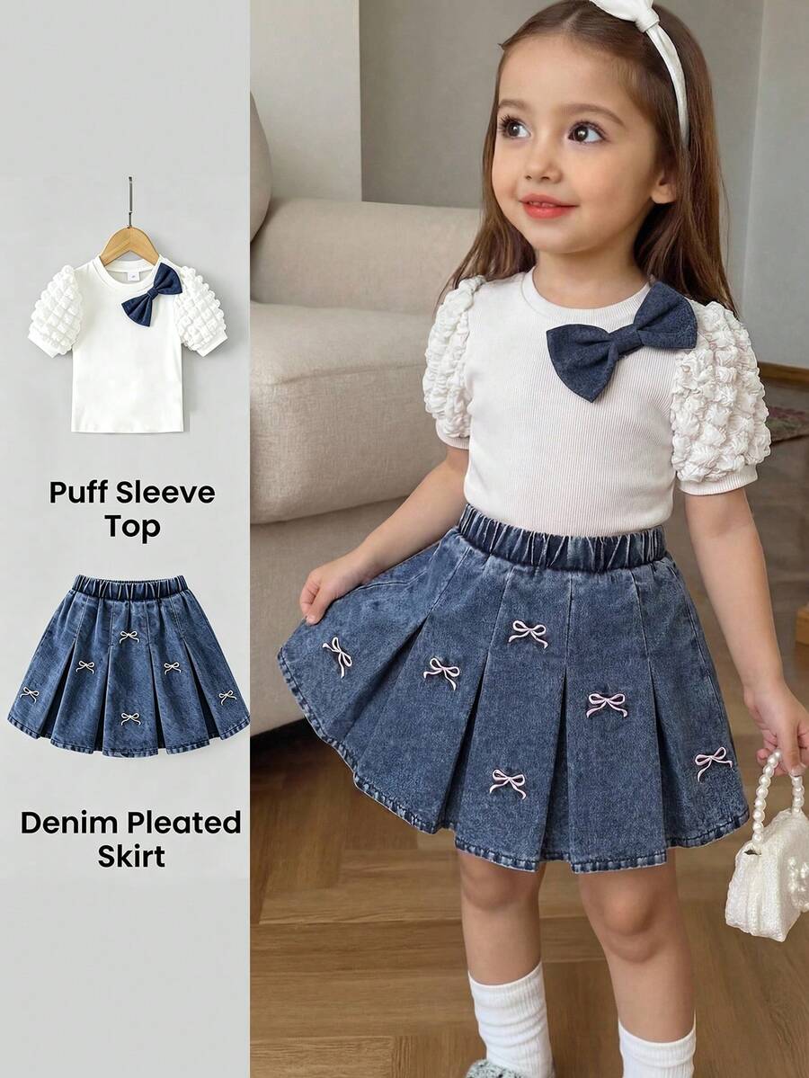 Elladie kids 两件套女童春夏套装，浅粉色短袖上衣+牛仔裙；泡泡袖设计，饰有荷叶边，胸前点缀蓝色刺绣蝴蝶结，百褶裙摆饰有粉色刺绣蝴蝶结，甜美可爱风格，适合日常外出和亲子活动