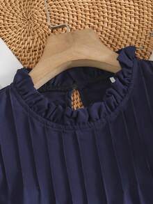 SHEIN Sparklyn 這是一套由兩件組成的套裝：一件帶有花卉刺繡和荷葉邊的短袖上衣，以及一件鬆身直筒彈性腰帶長褲，適合前青春期女孩在夏天穿著。 - 寶藍色 - 查看 4