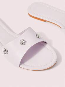 CUCCOO DOLLMOD Sandalias planas cómodas de color púrpura claro para mujer, sandalias planas de estilo dulce con flor pequeña de metal y strass - Morado claro - Ver 4