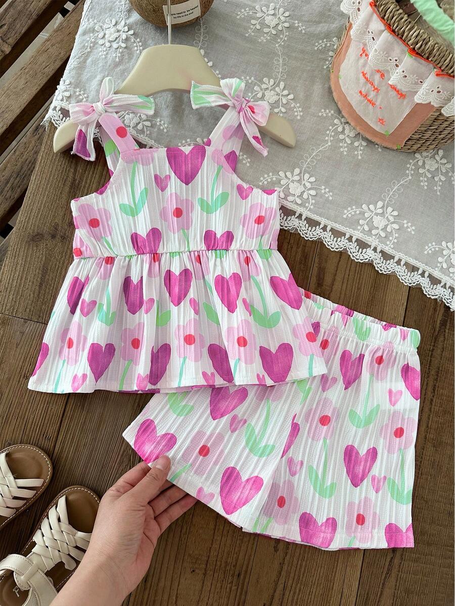 SHEIN 2件組女嬰幼兒/新生兒0-3歲春夏休閒日常可愛度假心形與花卉圖案吊帶上衣+短褲套裝，吊帶上衣附3D蝴蝶結裝飾，小女孩夏季休閒慵懶甜美風套裝，適合日常玩耍、休閒與度假穿著