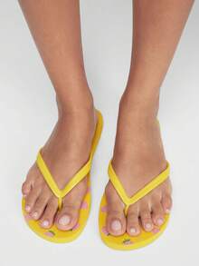 Grefit 女款夏季露趾平底 2cm 夾腳拖鞋，亮色清新舒適，適合街頭/夏季、音樂節/主題派對 - 黃色 - 查看 3