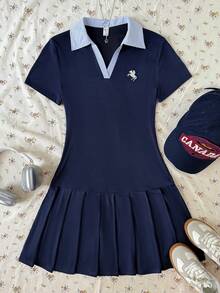 SHEIN 兒童青少年女孩深藍色 Polo 領 Polo 洋裝，小 Logo 馬刺繡圖案，百褶下擺條紋拼接翻領洋裝，校服休閒洋裝，返校季穿搭 - 寶藍色 - 查看 2